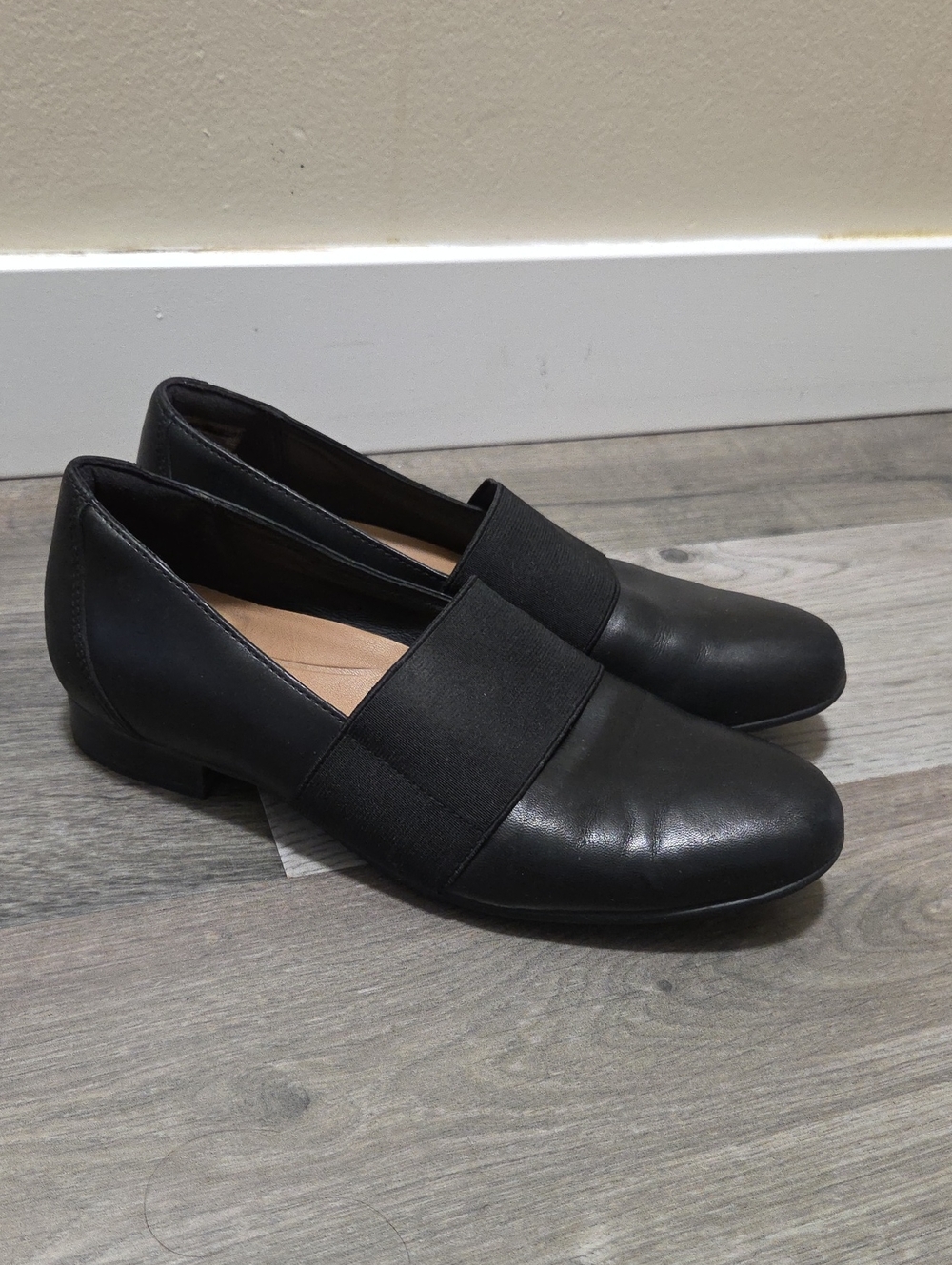 Clarks Women's Black Slip-On Elastic Band Loafers